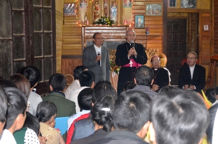 Đại diện Tòa Thánh thăm giáo dân ở tỉnh Lai Châu