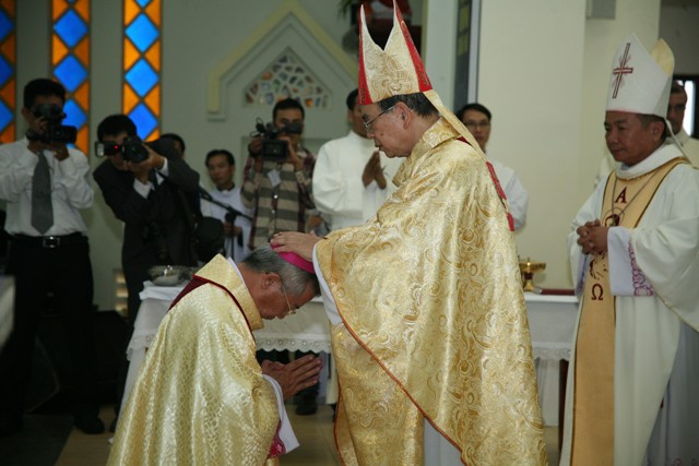 Lễ tấn phong Giám mục phụ tá Giáo phận Hưng Hóa: Đức cha Anphongsô Nguyễn Hữu Long