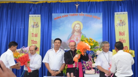 Giáo xứ Điện Biên chào đón Đức TGM Leopoldo Girelli và 2 Đức Cha giáo phận